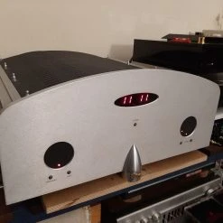 Vendora Ολοκληρωμένος ενιχυτής της SIm Audio, επετειακός, ειδικά κατασκευασμένος για την Totem Akoustics.