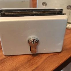 Vendora μεντεσέδες γυαλιού και κλειδαριά δώρο -CONRAD-JOHNSON shop 4d2a77c9f7be062a7cdf5c6275f9a542239d5636 xl