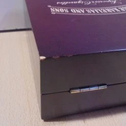 Vendora George Karelias & Sons τσιγάρα διαφημιστική ξύλινη θήκη για Cd -CONRAD-JOHNSON shop 50aece29438de1382fad4806a70d6e389768f508 xl