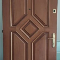 Vendora Θωρακισμένη πορτα 98φαρδος 210υψος δεξιά μέσα άνοιγμα άριστη κατάσταση μαζη με την κάσα της και τα Μπασιά της με διπλή κλιδαρια μαζη με τα κλιδια της