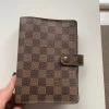 Vendora Ημερολόγιο Louis Vuitton -CONRAD-JOHNSON shop 70c6a0652854617a0b4fadc59872a7bf2561dbf0 xl