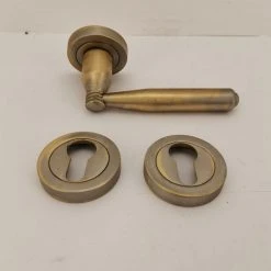 Vendora Χέρι Εξώπορτας Γρυλόχερο με Πρόσωπο Κλειδαριάς Εποχής 1980 -CONRAD-JOHNSON shop 77692ab2c7ea3ebf57f352d1e8ff40f176ef2eba xl