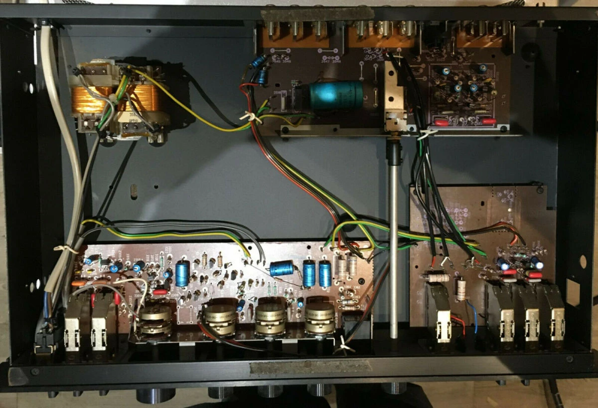 Vendora PHILIPS 270 VINTAGE CLASSIC PREAMPLIFIER TYPE 22AH270/15 WITH PHONO 8 Vendora PHILIPS 270 VINTAGE CLASSIC PREAMPLIFIER TYPE 22AH270/15 WITH PHONO - Image 6