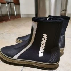 Vendora ΠΩΛΕΊΤΑΙ ΣΤΟΛΉ ΙΣΤΙΟΠΛΟΙΑΣ GILL ΜΕ ΜΠΟΤΆΚΙΑ WINDESIGN -CONRAD-JOHNSON shop e541a1c4c10c57b545b1a3b07ed0d41dd4b22bd9 xl