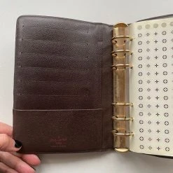 Vendora Ημερολόγιο Louis Vuitton 9 Vendora Ημερολόγιο Louis Vuitton -CONRAD-JOHNSON shop fafbe0fed6f9c43755c7574a2d763391eb7c7bab xl